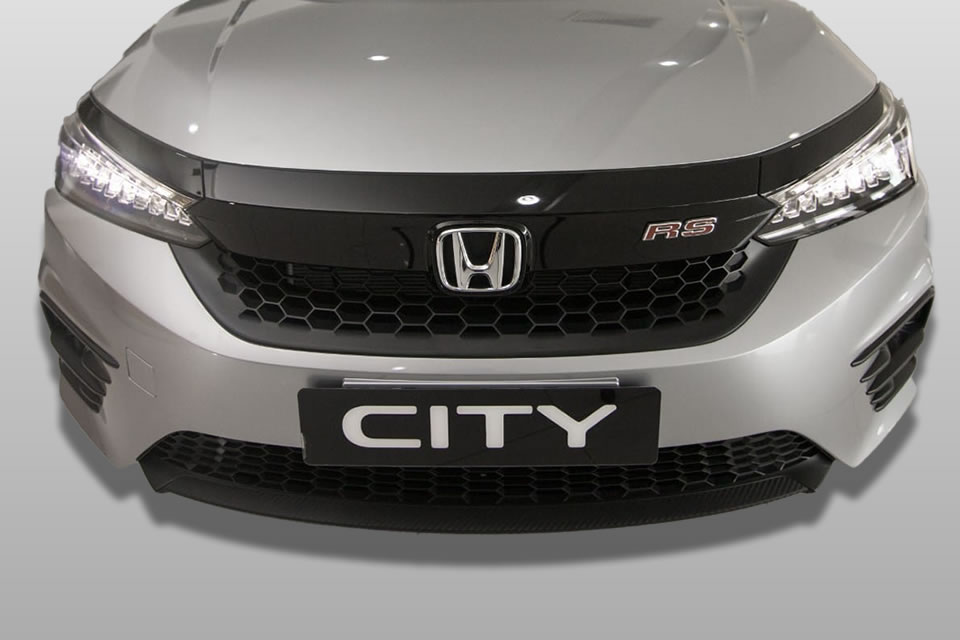 Sharp-lined front grille and stylish LED headlights surrounded by a wing-shaped LED Daytime Running Lights (DRL) 