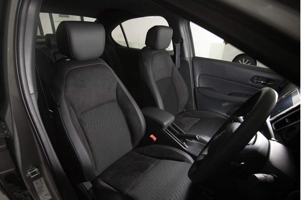 Front seats feature body stablizing support