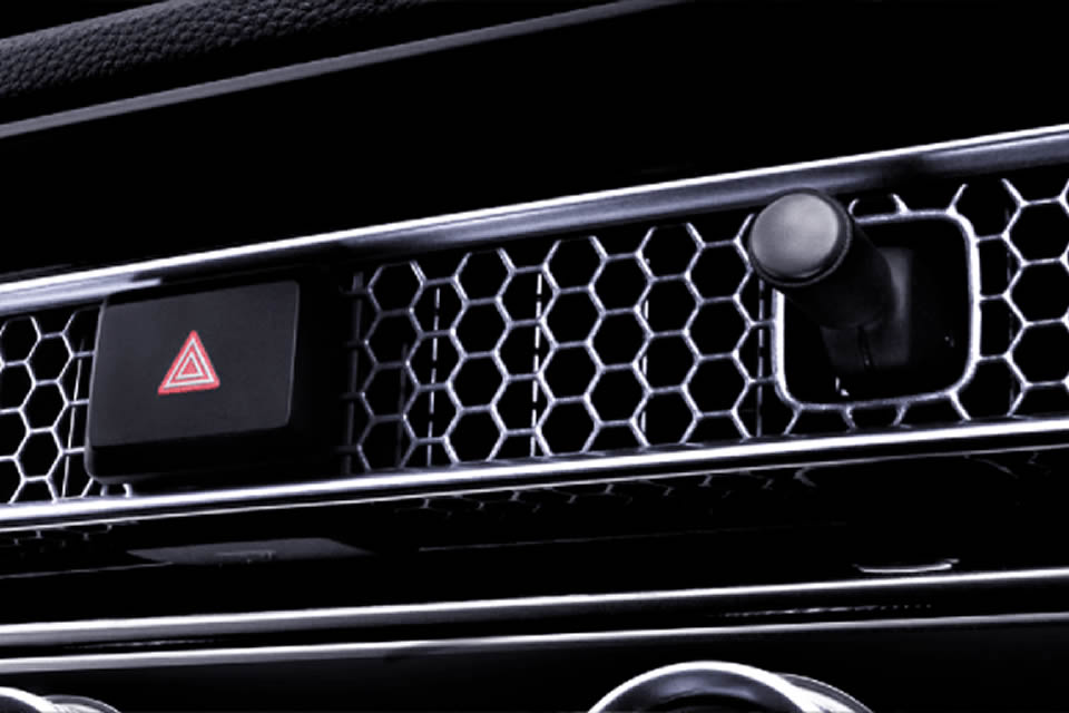 <strong>Honeycomb Mesh</strong><Br>A striking metal honeycomb mesh accent streches from door to door across the dash.