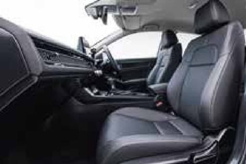<strong>Body Stabilising Seat</strong><Br>Cushioning planar support, a Civic first. Drive long distances without feeling tired.