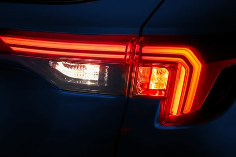 <strong>LED Tail Lamps</strong><br>Distinctive LED design that makes the car look bold yet elegant.