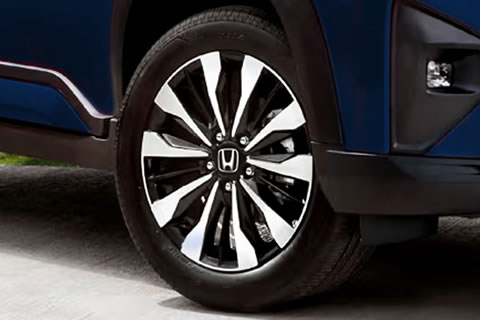 <strong>R17 Dual-Tone Diamond-Cut Alloy Wheels</strong><br>High-class finished alloy wheels to amplify the sense of boldness.