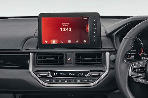 <strong>8-inch Advanced HD Touchscreen Display Audio</strong><br />User-friendly interface for entertainment and quick information at your fingertips.