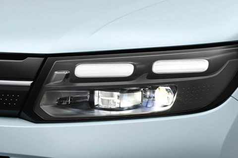 <strong>HED Headlights with Daytime Running Lights</strong><br>Light up the road with sleek LED headlights to create a modern, sophisticated impression.