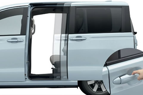 <strong>Dual Power Sliding Doors</strong><br>Enjoy the convenience of the dual power sliding doors.