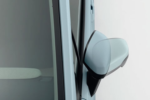 <strong>Auto-fold Side Mirrors</strong><br>The side mirrors automatically fold and unfold when you lock/unlock the car.