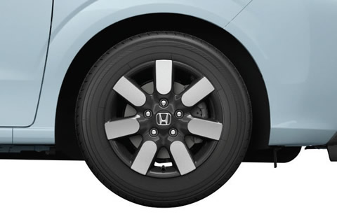 <strong>15” Alloy Wheels</strong><br>Add a sporty flair to every drive with stylish 15” alloy wheels.