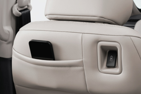 <strong>Rear Seat Pocket</strong><br>Keep the backseat clutter-free with a pocket holder for all your small items.