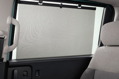 <strong>Door Lining Sunshade</strong><br>Keep the second row cool with larger sunshades.