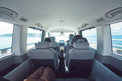 Delivers an elevated journey experience for you and your family. The designers ingeniously modified the seat design, aligning the sightlines for passengers in the second and third rows horizontally to provide a more unobstructed field of vision