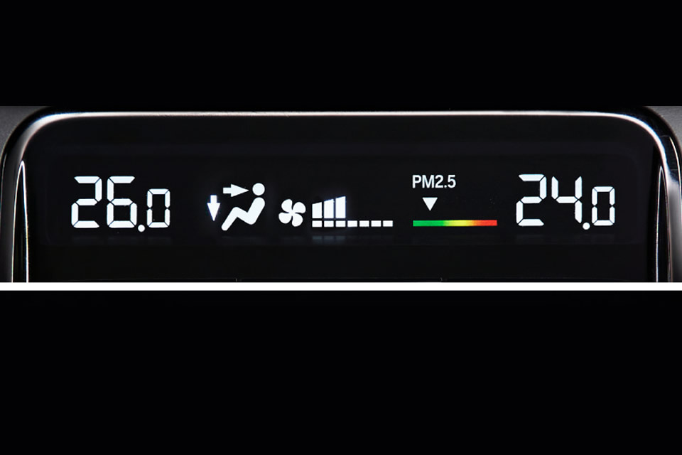 <strong>Visible Freshness</strong><br />Our PM2.5-detecting purification system actively cleans cabin air while displaying purity levels on your climate display.