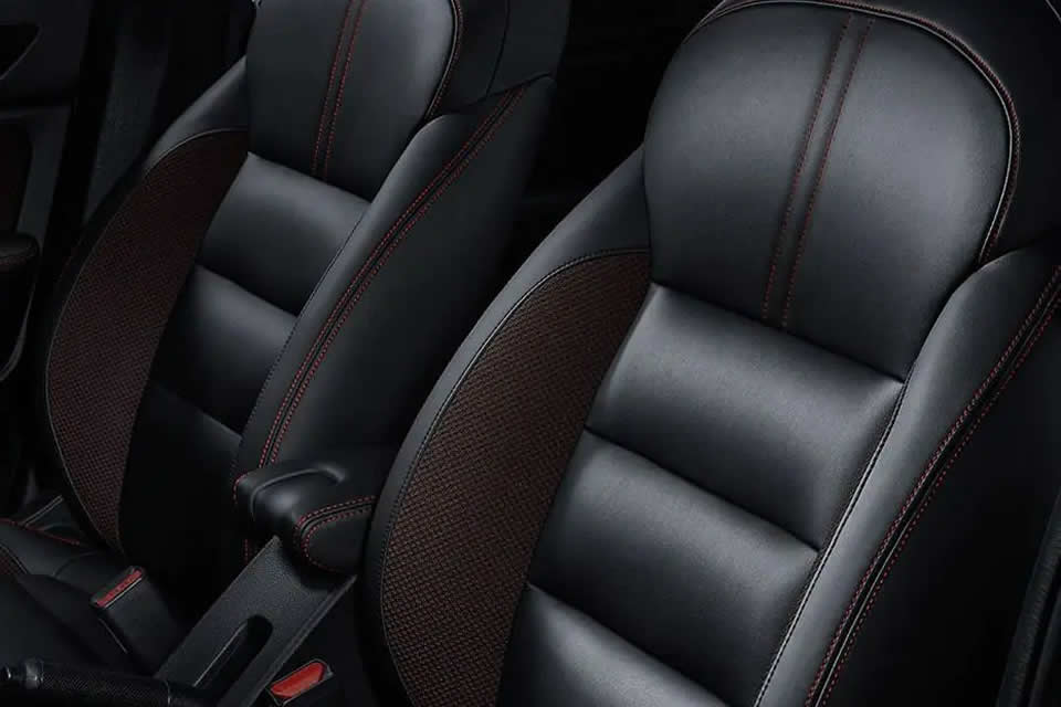 Front seats feature body stablizing support