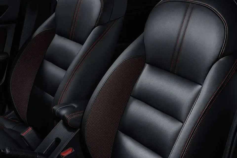 Front seats feature body stablizing support