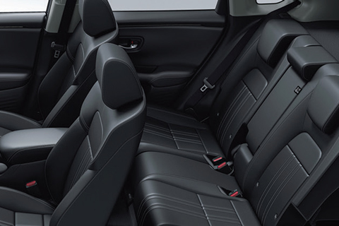 <strong>Body-stabilising Seats</strong><br>Padded surfaces and sculpted support reduce fatigue.